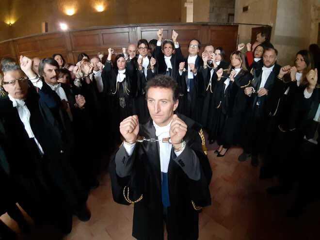 Prescrizione è ‘ergastolo processuale’, avvocati in manette. Procuratore ammette: “Situazione comatosa”