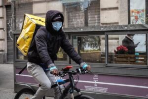 Da infermiere a rider, Mahmoud dona mille mascherine alla Croce Rossa: “Aiuto l’Italia”