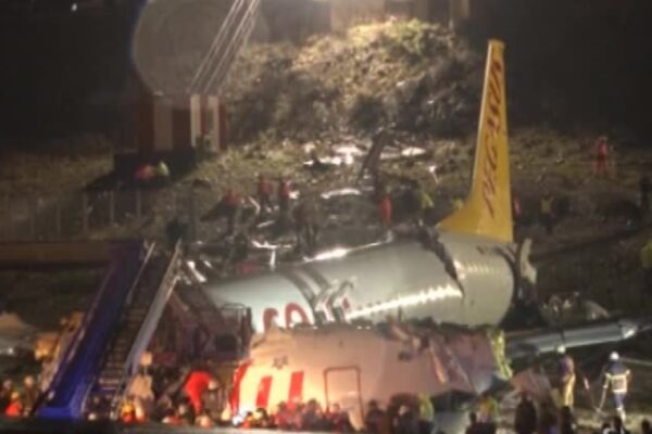 Aereo fuori pista a Istanbul, soccorritori al lavoro