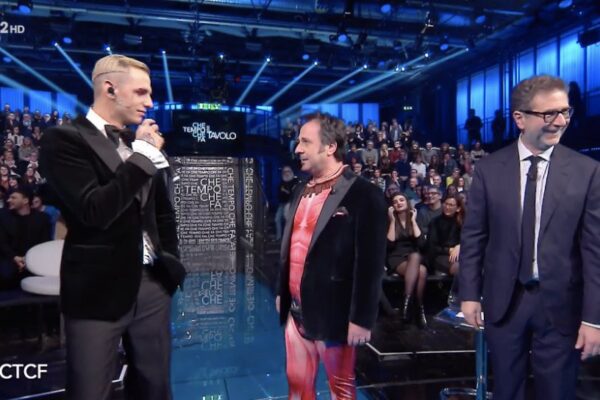 Mago Forest sfida Achille Lauro: il look è esilarante Mago Forest sfida Achille Lauro: il look è esilarante