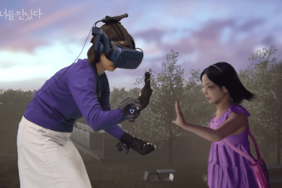 Mamma incontra la figlia morta grazie alla Realtà Virtuale: in un documentario il commuovente abbraccio