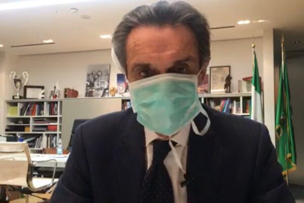 Collaboratrice positiva al coronavirus, la ‘sceneggiata’ di Fontana con la mascherina: “Mi auto-isolo”