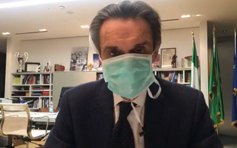Collaboratrice positiva al coronavirus, la ‘sceneggiata’ di Fontana con la mascherina: “Mi auto-isolo”