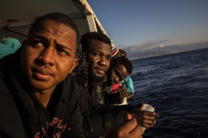 Tragedia in mare, migrante si getta dalla nave in quarantena