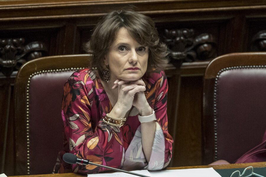 Coronavirus, scuole chiuse in tutta Italia. La ministra Bonetti: “Voucher baby-sitter e congedo genitori”