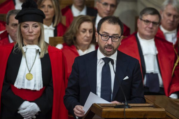 Relazione in Parlamento di Bonafede, ma sui temi importanti il ministro fa scena muta Relazione in Parlamento di Bonafede, ma sui temi importanti il ministro fa scena muta