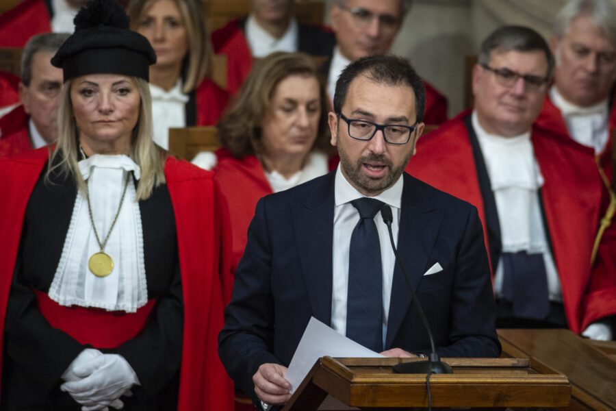 Relazione in Parlamento di Bonafede, ma sui temi importanti il ministro fa scena muta