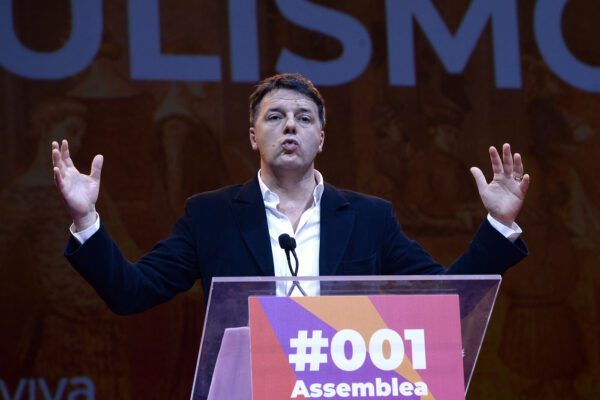 Giustizia, Renzi assediato sfotte il Pd: “Citofonate Travaglio”