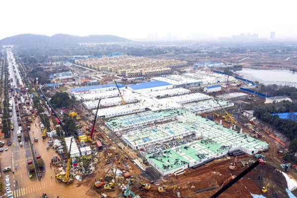 Coronavirus, propaganda su costruzione ospedale a tempi record ma censura su dati reali dell’infezione