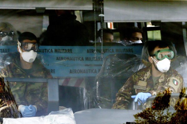 Foto Cecilia Fabiano/LaPresse 
03 febbraio 2020 Roma (Italia) 
Cronaca 
Coronavirus :Atterraggio  all’aereoporto militare di Pratica di Mare per il rientro degli italiani dalla Cina 
Nella foto : Pullman escono dalla base militare  
Photo Cecilia Fabiano/LaPresse 
February 03 , 2020 Rome (Italy) 
News
Coronavirus: landing of the military flight that brings the Italian citizens back home from China 
In the pic : Bus leaving the military base