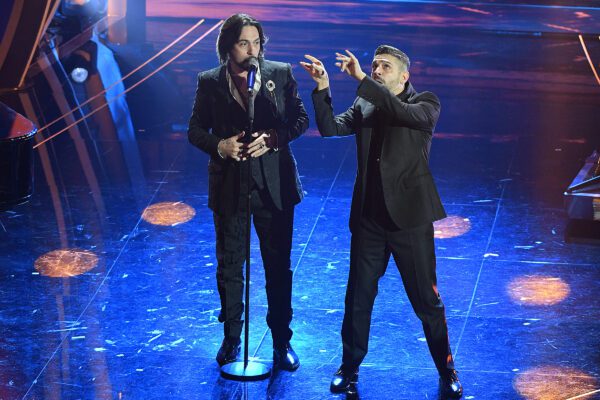 Sanremo, Le Vibrazioni cantano “Dov’è”