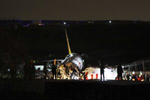 Istanbul, aereo va fuori pista e si spezza in tre parti: un morto e 157 feriti Istanbul, aereo va fuori pista e si spezza in tre parti: un morto e 157 feriti