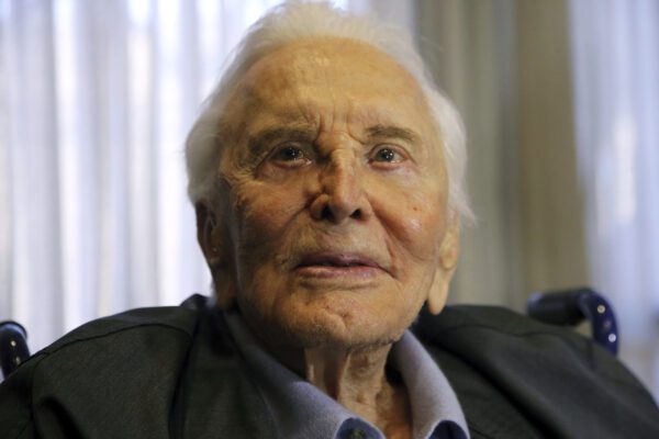 Cinema: morto Kirk Douglas, aveva 103 anni CondividiCondividiTwitta