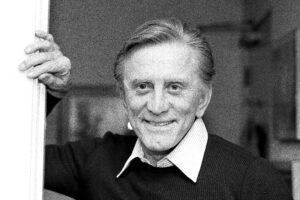 Ritratto di Kirk Douglas, attore che ha scritto la storia del cinema