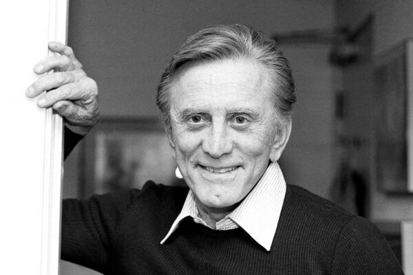 Ritratto di Kirk Douglas, attore che ha scritto la storia del cinema