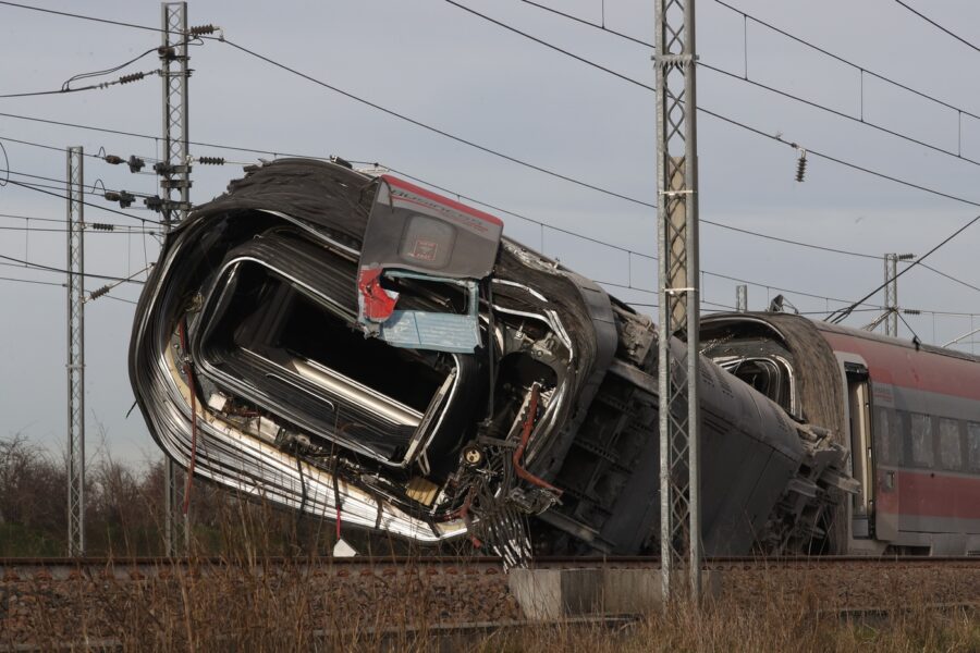 Inchiesta sul Frecciarossa deragliato, l’Agenzia per la Sicurezza delle Ferrovie: “Difetto interno allo scambio”