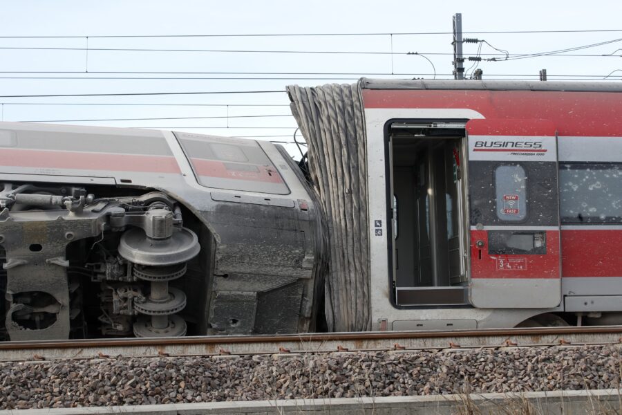 Treno deragliato a Lodi, pm indagano sull’attività di 5 operai: “Forse non adeguata”