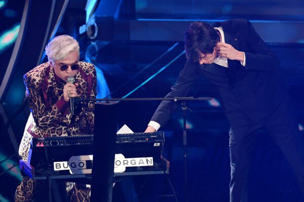 Morgan mette all’asta il foglio con il testo modificato della canzone di Sanremo