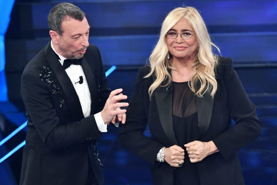 Sanremo, polemiche infinite. 50 mila euro a Mara Venier, ma lei replica: “Non è vero niente”