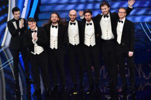 Pinguini Tattici Nucleari adottano 100 pinguini e li regalano ai concorrenti di Sanremo