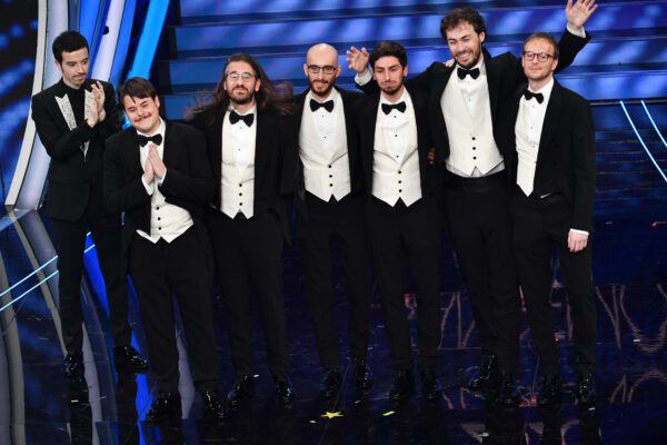 Pinguini Tattici Nucleari adottano 100 pinguini e li regalano ai concorrenti di Sanremo