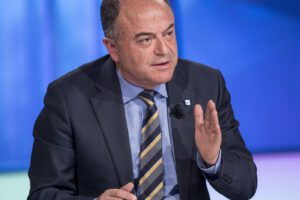 Gratteri, protagonismo senza limiti: in piena emergenza sanitaria mondiale indaga 50 medici e infermieri