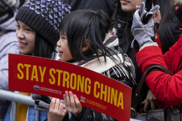 Coronavirus, le vittime superano la Sars. Cina contro lo stop ai voli: “L’Italia sia razionale”