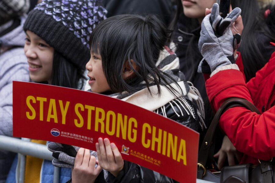 Coronavirus, le vittime superano la Sars. Cina contro lo stop ai voli: “L’Italia sia razionale”