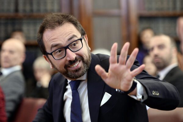 Bonafede invita penalisti al tavolo di lavoro: “Ci saremo ma senza sconti”