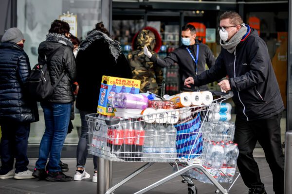 Caos supermercati, il Governo: “Alimentari aperti nel weekend”. Ma è spaccatura tra le Regioni