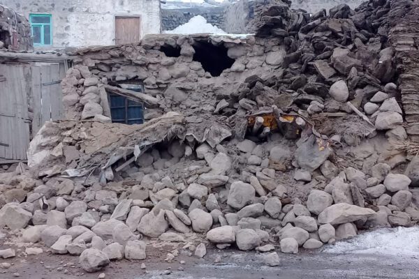 Terremoto magnitudo 5.7 in Iran al confine con la Turchia, 9 morti