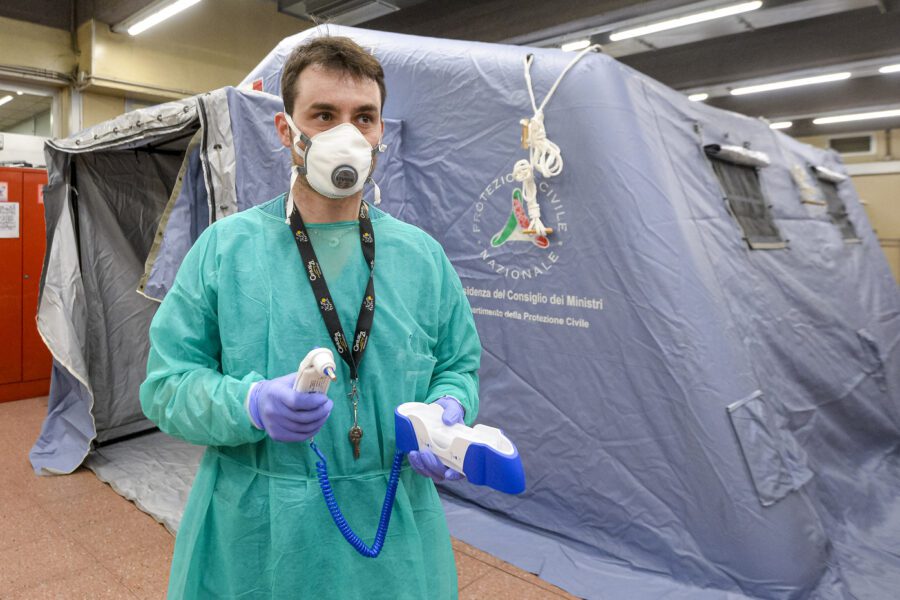 Caccia all’uomo a Ischia, finto modulo da inviare all’Asl: “Segnalate chi è stato al Nord”