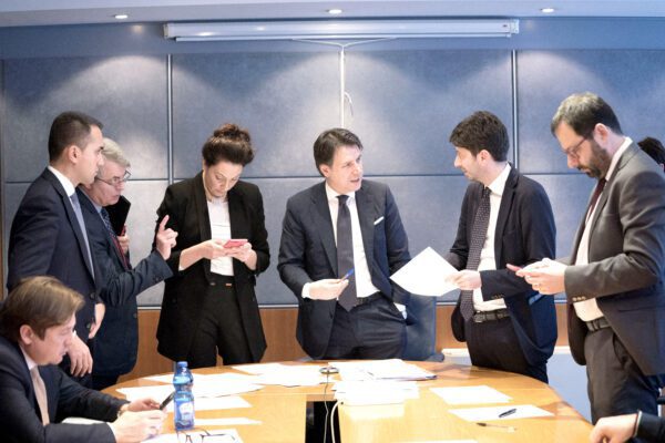 Il Coronavirus non ferma le intercettazioni, ira delle opposizioni