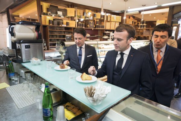 Caffè sospeso, Pulcinella e babà, a Macron Napoli piace così. E a noi pure