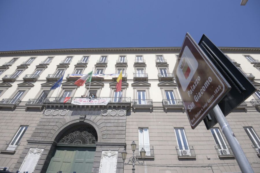 Attacco hacker al sito del Comune di Napoli: le opposizioni chiedono chiarimenti