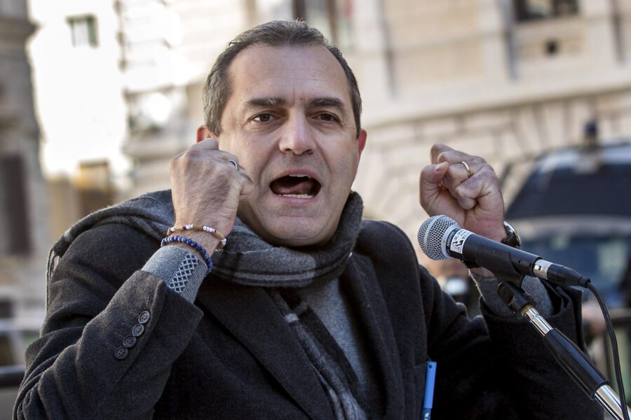 De Magistris pensa a farsi eleggere in Calabria e il Comune perde i fondi per il welfare