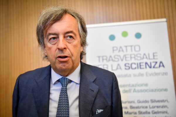 Il virologo Burioni: “Il numero dei casi di coronavirus aumenterà, ma non spaventiamoci”