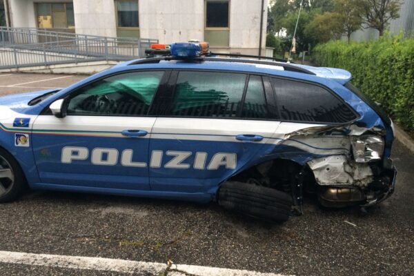 Senza patente sperona col tir l’auto della polizia, arrestato dopo inseguimento