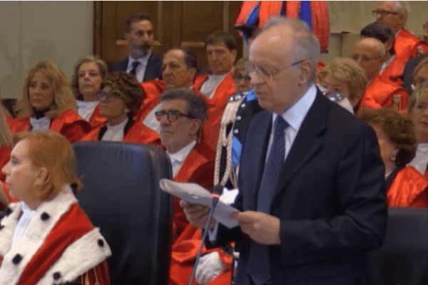 Anno giudiziario, la protesta degli avvocati milanesi durante il discorso di Davigo