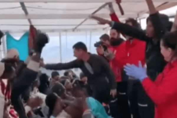“Sbarchiamo a Pozzallo”, migranti in festa sulla Open Arms