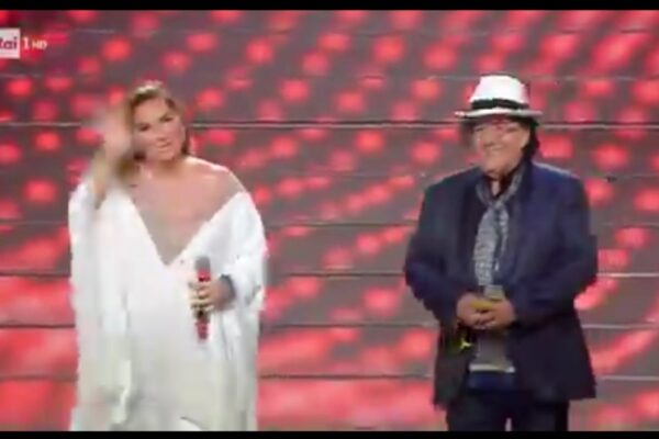 Sanremo, Albano rischia di cadere dalla scalinata