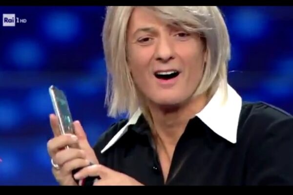Sanremo, Fiorello si traveste da Maria de Filippi e lei lo chiama in diretta