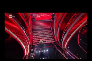 Mara Venier scende le scale dell’Ariston e si toglie le scarpe