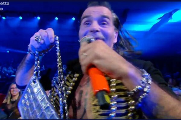 Piero Pelú ‘ruba’ una borsetta a Sanremo e i social si scatenano