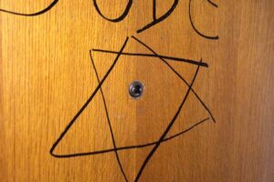 Torino, stella di David e scritta “Jude” sulla porta di Marcello Segre