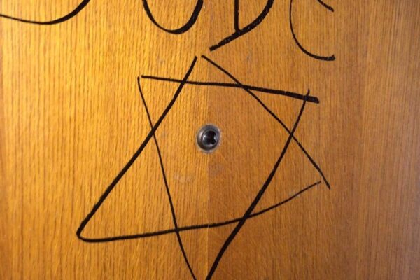 Torino, stella di David e scritta “Jude” sulla porta di Marcello Segre