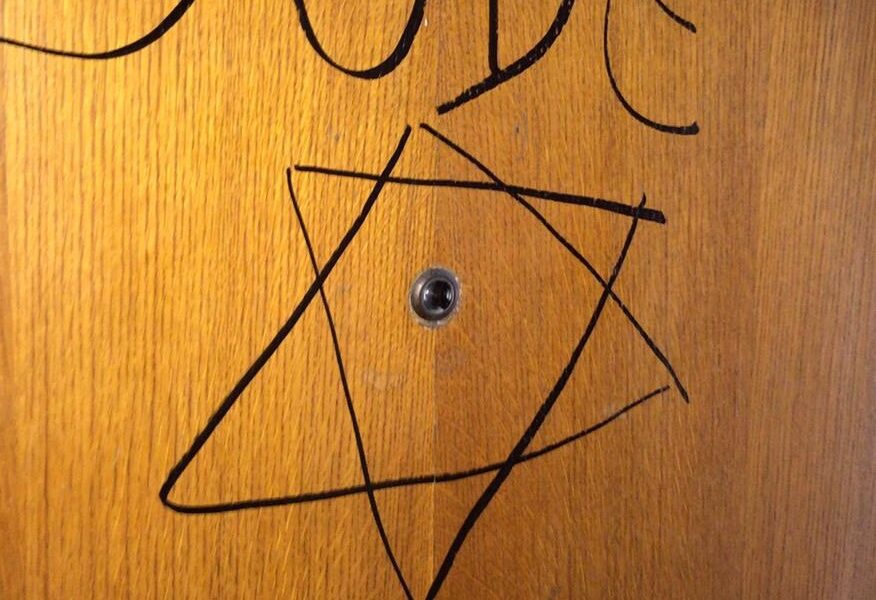 Torino, stella di David e scritta “Jude” sulla porta di Marcello Segre