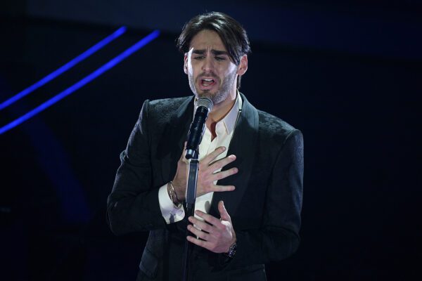 Sanremo, Alberto Urso canta “Il sole ad est”