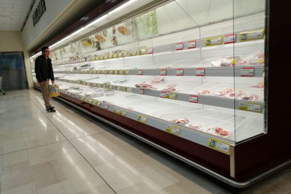 Panico da quarantena in Lombardia, scatta corsa ai supermercati: gli scaffali restano vuoti