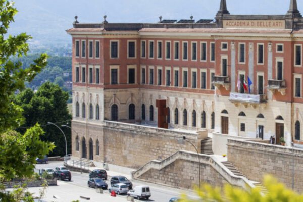 La sassaiola contro gli studenti cinesi a Frosinone era una fake news, prof denunciato per procurato allarme